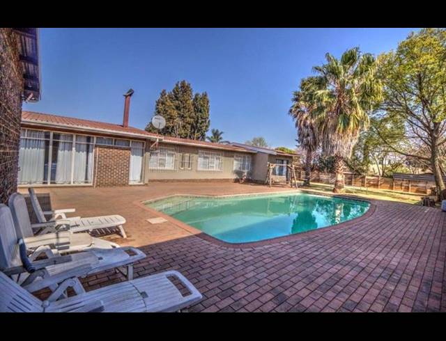 4 BEDROOM HOUSE FOR SALE IN KEMPTON PARK EXT 04